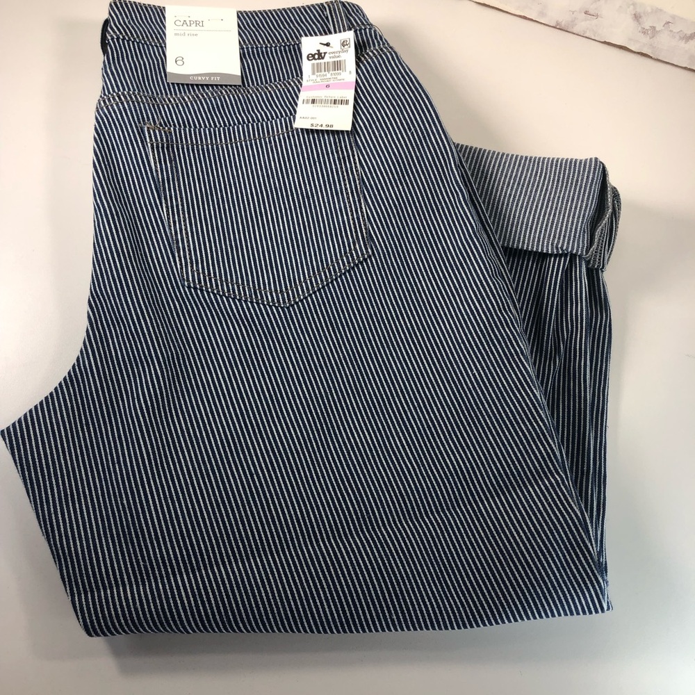 Style & Co Women’s Size 6 loose fit cropped jeans